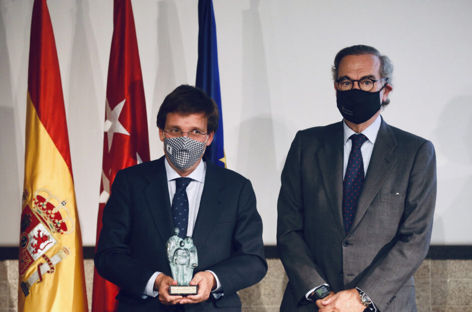 UNIÓN INTERPROFESIONAL DE LA COMUNIDAD DE MADRID OTORGA EL PREMIO ORO UICM 2021 AL ALCALDE DE MADRID POR SU DISPOSICIÓN A COLABORAR CON LOS COLEGIOS PROFESIONALES DE MADRID