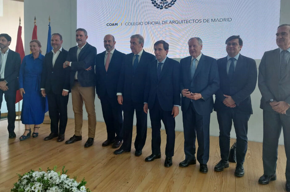 EL PRESIDENTE DE UICM, JOSÉ MARÍA ALONSO, EN LA TOMA DE POSESIÓN DEL RECIÉN ELEGIDO DECANO DEL COLEGIO OFICIAL DE ARQUITECTOS DE MADRID, SIGFRIDO HERRÁEZ, QUIEN EN SU DISCURSO HA TENIDO PALABRAS DE AGRADECIMIENTO A UNIÓN INTERPROFESIONAL Y A LOS CERCA DE 400.000 PROFESIONALES COLEGIADOS QUE LA INTEGRAN