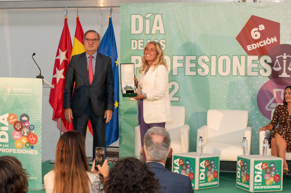 ISABEL DÍAZ AYUSO RECIBE EL ‘PREMIO ORO UICM 2022’ OTORGADO DURANTE EL “DÍA DE LAS PROFESIONES”