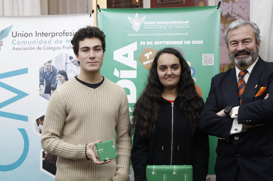 UN ESTUDIANTE DEL GRADO EN INGENIERÍA EN TECNOLOGÍAS INDUSTRIALES Y UNA ALUMNA DE SEGUNDO DE BACHILLERATO GANADORES DEL SORTEO DE PASAPORTES DEL DÍA DE LAS PROFESIONES 2023